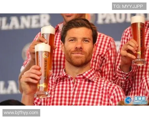 足球明星庆祝时刻泼啤酒高清图片尽显激情与欢乐